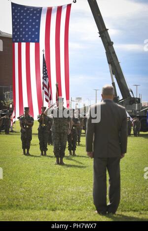 Corps des Marines américains, le général Niel E. Nelson, général commandant adjoint du Marine Corps Combat Development Command, rend un hommage à l'ancien lieutenant général Frank A. Panter, lors de sa cérémonie de retraite à Camp Lejeune, en Caroline du Nord, le 26 juin 2018. La cérémonie a eu lieu en l'honneur du général Nelson's 35 ans d'honorables médaille du service. Banque D'Images