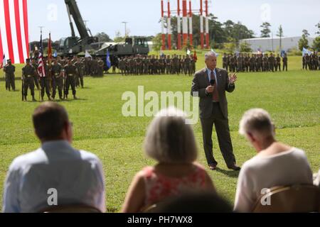 Corps des Marines à la retraite le général Frank A. adresses Panter, marines, la famille et les amis pendant le général Niel E. Nelson, cérémonie de la retraite à Camp Lejeune, en Caroline du Nord, le 26 juin 2018. La cérémonie a eu lieu en l'honneur du général Nelson's 35 ans d'honorables et Médaille du service. Banque D'Images