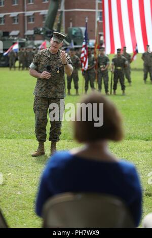 Le major général du Corps des Marines des États-Unis Niel E. Nelson, général commandant adjoint du Marine Corps Combat Development, adresses de commande les Marines, la famille et les amis au cours de sa cérémonie de retraite à Camp Lejeune, en Caroline du Nord, le 26 juin 2018. La cérémonie a eu lieu en l'honneur du général Nelson's 35 ans d'honorables et Médaille du service. Banque D'Images