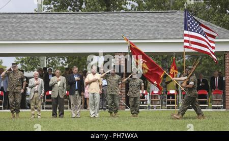 Un garde du corps des Marines américain affecté à 2e Marine Expeditionary Force effectue un passage et l'étude pendant le général Niel E. Nelson, cérémonie de la retraite à Camp Lejeune, en Caroline du Nord, le 26 juin 2018. La cérémonie a eu lieu en l'honneur du général Nelson's 35 ans d'honorables et Médaille du service. Banque D'Images