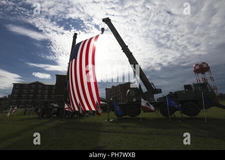 Le drapeau américain est défini sur l'écran au cours de Corps des Marines de général commandant adjoint du Marine Corps Combat Development Command, le général Niel E. Nelson, la cérémonie de la retraite à Camp Lejeune, en Caroline du Nord, le 26 juin 2018. Une cérémonie de la retraite est une longue tradition Marine Corps des Marines qui rend hommage à un service de leur pays. Banque D'Images