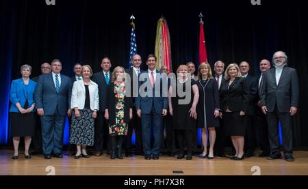 Secrétaire de l'Armée Le Dr Mark Esper se tient avec les bénéficiaires de la Presidential Rank Awards annuel présenté récemment au Pentagone. Des 21 lauréats de l'armée, six sont des employés de l'armée le commandement du matériel - Bruce à l'ouest de la Army Research Laboratory, poursuivre Goodyear le commandement du matériel de l'Armée de siège, Bill Marriott et John Shipley de l'Aviation and Missile Command, Bryon Les jeunes de l'armée et Ananthram Command-Aberdeen contractantes Swaim de l'Army Research Laboratory. Banque D'Images