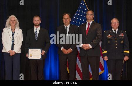 Employés de Watervliet Arsenal accepter le ministère de la Défense l'ingénierie de la valeur Prix au nom de l'Apache et de production d'ingénierie de la valeur au cours de l'équipe de mise en service le 28 juin 2018, une cérémonie de remise de prix au Pentagone. Présenter le prix sont Kristen Baldwin, secrétaire adjoint par intérim de la défense de l'ingénierie des systèmes, et le général Brian Cummings, directeur général pour les systèmes de combat au sol. Banque D'Images