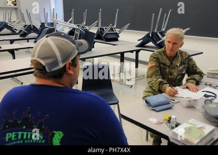 Le lieutenant-colonel Victoria Wilcox, un adjoint au médecin affecté à 7215th Groupe de soutien médical, basée à Saint Louis, Missouri, procède à un contrôle médical pour l'Illinois résident, Joshua Pettit, au cours de préparation à l'innovatrice (TRI) de l'Illinois du Sud-est de l'exercice de bien-être. Les services fournis par le personnel militaire est fait par le ministère de la Défense en matière d'innovation, de formation à la préparation d'un programme civil-militaire qui construit des partenariats mutuellement bénéfiques entre les collectivités des États-Unis et le DoD. Les missions choisies répondent aux exigences de formation de l'état de préparation et de service de la réserve de l'armée, alors qu'integra Banque D'Images