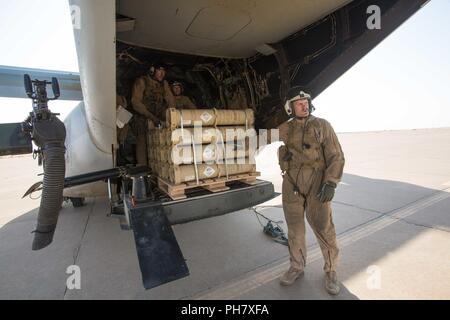 L'Iraq (15 juin 2018) les chefs d'équipage de la Marine américaine sur la charge explosées à une MV-22B Osprey sur la ligne de vol lors d'une mission de ravitaillement à l'appui de la Force opérationnelle interarmées - Fonctionnement résoudre inhérents (GFIM-OIR) à l'Aérodrome de Qayyarah West, l'Iraq, le 15 juin 2018. Les GFIM-OIR est le bras militaire de la Coalition mondiale pour vaincre ISIS dans des zones désignées de l'Iraq et la Syrie. Banque D'Images