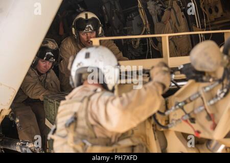 L'Iraq (15 juin 2018) les chefs d'équipage de la Marine américaine dans un cargo guide MV-22B Balbuzard au cours d'une mission de ravitaillement à l'appui de la Force opérationnelle interarmées - Fonctionnement résoudre inhérents (GFIM-OIR) à l'Aérodrome de Qayyarah West, l'Iraq, le 15 juin 2018. Les GFIM-OIR est le bras militaire de la Coalition mondiale pour vaincre ISIS dans des zones désignées de l'Iraq et la Syrie. Banque D'Images