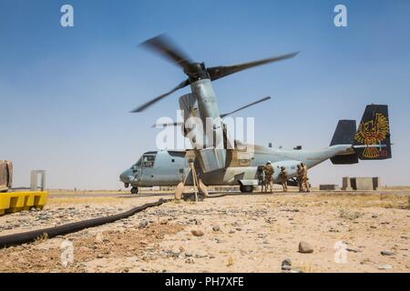 L'Iraq (15 juin 2018) un Corps des Marines MV-22B Osprey est ravitaillé au cours d'une mission de ravitaillement à l'appui de la Force opérationnelle interarmées - Fonctionnement résoudre inhérents (GFIM-OIR) à l'Aérodrome de Qayyarah West, l'Iraq, le 15 juin 2018. Les GFIM-OIR est le bras militaire de la Coalition mondiale pour vaincre ISIS dans des zones désignées de l'Iraq et la Syrie. Banque D'Images