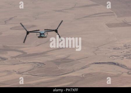 L'Iraq (15 juin 2018) un Corps des Marines MV-22B Balbuzard pêcheur vole au-dessus de l'Iraq au cours d'une mission de ravitaillement à l'appui de la Force opérationnelle interarmées - Fonctionnement résoudre inhérents (GFIM-OIR), le 15 juin 2018. Les GFIM-OIR est le bras militaire de la Coalition mondiale pour vaincre ISIS dans des zones désignées de l'Iraq et la Syrie. Banque D'Images