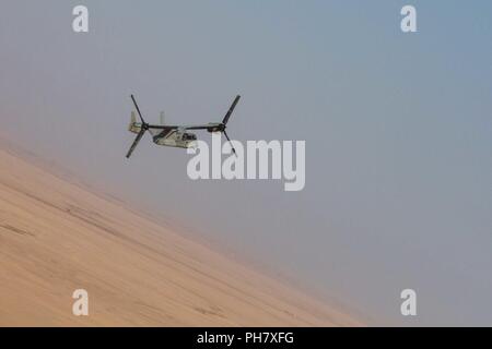 L'Iraq (18 juin 2018) un Corps des Marines MV-22B Balbuzard pêcheur vole au-dessus de l'Iraq au cours d'une mission de ravitaillement, le 18 juin 2018. Les GFIM-OIR est le bras militaire de la Coalition mondiale pour vaincre ISIS dans des zones désignées de l'Iraq et la Syrie. Banque D'Images