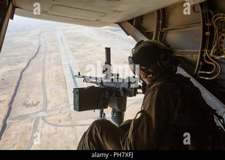 L'Iraq (18 juin 2018) Un chef d'équipe des marines mans une M240D medium machine gun sur la rampe arrière d'un MV-22B Balbuzard au cours d'une mission de ravitaillement en Iraq, le 18 juin 2018. Les GFIM-OIR est le bras militaire de la Coalition mondiale pour vaincre ISIS dans des zones désignées de l'Iraq et la Syrie. Banque D'Images