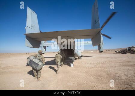 L'Iraq (18 juin 2018) Des soldats de l'armée américaine d'une écorcer le Corps des Marines américains MV-22B Balbuzard au cours d'une mission de ravitaillement à Firebase Um Jorais, l'Iraq, le 18 juin 2018. Les GFIM-OIR est le bras militaire de la Coalition mondiale pour vaincre ISIS dans des zones désignées de l'Iraq et la Syrie. Banque D'Images