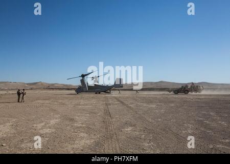 L'Iraq (18 juin 2018) Les Marines américains et les soldats de l'Armée de décharger un U.S. Marine Corps MV-22B Balbuzard au cours d'une mission de ravitaillement à Firebase Um Jorais, l'Iraq, le 18 juin 2018. Les GFIM-OIR est le bras militaire de la Coalition mondiale pour vaincre ISIS dans des zones désignées de l'Iraq et la Syrie. Banque D'Images