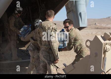 L'Iraq (18 juin 2018) Les Marines américains et les soldats de l'armée de se décharger de l'eau d'un Corps des Marines MV-22B Balbuzard au cours d'une mission de ravitaillement à Firebase Um Jorais, l'Iraq, le 18 juin 2018. Les GFIM-OIR est le bras militaire de la Coalition mondiale pour vaincre ISIS dans des zones désignées de l'Iraq et la Syrie. Banque D'Images