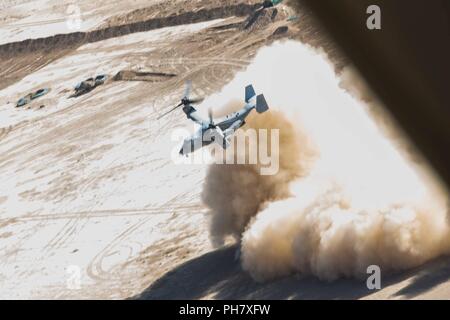 L'Iraq (18 juin 2018) un Corps des Marines MV-22B Balbuzard prend son envol au cours d'une mission de ravitaillement à Firebase Um Jorais, l'Iraq, le 18 juin 2018. Les GFIM-OIR est le bras militaire de la Coalition mondiale pour vaincre ISIS dans des zones désignées de l'Iraq et la Syrie. Banque D'Images