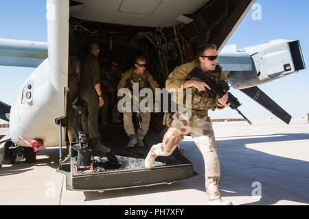 L'Iraq (19 juin 2018) Les troupes de la coalition norvégien avec Combined Joint Task Force - Fonctionnement résoudre inhérents (GFIM-OIR) simuler la sortie d'un Corps des Marines MV-22B Osprey lors d'une exposition statique à Al Asad Air Base, l'Iraq, le 19 juin 2018. Les GFIM-OIR est le bras militaire de la Coalition mondiale pour vaincre ISIS dans des zones désignées de l'Iraq et la Syrie. Banque D'Images