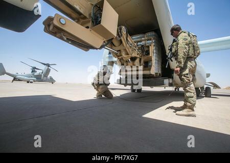 L'Iraq (27 juin 2018) Un chef d'équipe du Corps des Marines des États-Unis dirige un tout - Terrain de l'Armée de l'élévateur du système (ATLAS) II un chariot élévateur pour charger des cargaisons dans une MV-22B Balbuzard au cours d'une mission de ravitaillement à l'appui de la Force opérationnelle interarmées - Fonctionnement résoudre inhérents (GFIM-OIR) à l'Aérodrome de Qayyarah West, l'Iraq, le 27 juin 2018. Les GFIM-OIR est le bras militaire de la Coalition mondiale pour vaincre ISIS dans des zones désignées de l'Iraq et la Syrie. Banque D'Images