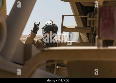 L'Iraq (27 juin 2018) Un chef d'équipe du Corps des Marines des États-Unis dirige un tout - Terrain de l'Armée de l'élévateur du système (ATLAS) II un chariot élévateur pour décharger des marchandises d'une MV-22B Balbuzard au cours d'une mission de ravitaillement à l'appui de la Force opérationnelle interarmées - Fonctionnement résoudre inhérents (GFIM-OIR) à l'Aérodrome de Qayyarah West, l'Iraq, le 27 juin 2018. Les GFIM-OIR est le bras militaire de la Coalition mondiale pour vaincre ISIS dans des zones désignées de l'Iraq et la Syrie. Banque D'Images