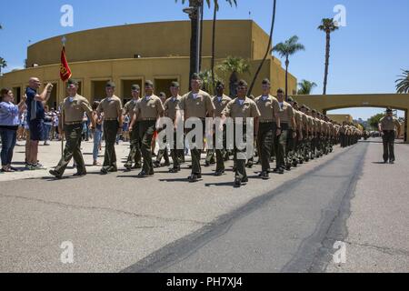 La nouvelle compagnie de Mike Marines, 3e Bataillon, de formation des recrues au cours de mars à l'appel de la liberté Marine Corps Recruter Depot San Diego, aujourd'hui. Après près de 13 semaines de formation, les marins de la Compagnie Mike va officiellement diplômée de l'instruction des recrues demain. Banque D'Images