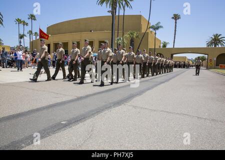 La nouvelle compagnie de Mike Marines, 3e Bataillon, de formation des recrues au cours de mars à l'appel de la liberté Marine Corps Recruter Depot San Diego, aujourd'hui. Après près de 13 semaines de formation, les marins de la Compagnie Mike va officiellement diplômée de l'instruction des recrues demain. Banque D'Images