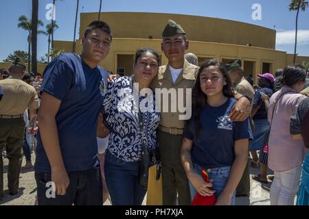 La nouvelle compagnie de Mike Marines, 3e Bataillon d'instruction des recrues, de saluer leurs familles au cours de la liberté à Marine Corps appel recruter Depot San Diego, aujourd'hui. Après près de 13 semaines de formation, les marins de la Compagnie Mike va officiellement diplômée de l'instruction des recrues demain. Banque D'Images