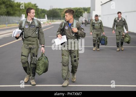 Deuxième de l'US Air Force Lt. Tom Jacobs, formation pilote étudiant suivant, et le 1er Lieutenant Matthew Frasse, PTN pilote instructeur, parlent de leur vol d'entraînement, comme ils l'étape de l'avion à l'aéroport international Austin-Bergstrom à Austin, Texas, le 22 juin 2018. PTN est un commandement d'éducation et de formation visant à explorer et éventuellement un prototype d'environnement de formation qui intègre différentes technologies pour produire des pilotes dans un rythme accéléré, à faible coût, de l'apprentissage. Le programme de six mois s'appuie sur une variété de technologies, d'inclure réalité virtuelle et augmentée, advanced biometr Banque D'Images