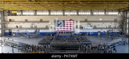 U.S. Air Force Général David L. Goldfein, chef d'état-major de l'Armée de l'air, parle aux membres de l'équipe de Juin 28, 2018 Eglin, sur la base aérienne d'Eglin, en Floride Goldfein ferma tous les appeler en remerciant tous les membres de l'auditoire pour ce qu'ils font pour le combattant chaque jour. "En tant que votre chef, je ne pourrais pas vous dire combien je suis fier de chacun de vous, de vos familles, de nos dirigeants municipaux qui font partie de notre équipe", a déclaré Goldfein. "Il n'y a jamais été plus propice pour servir et je ne pourrais pas être plus fière de servir avec vous.' Banque D'Images