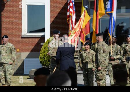 M. Michael D. Formica, directeur de la gestion de l'installation, Command-Europe donne à l'Armée de l'unité de couleurs pour le Colonel Sean H. Kuester, nouveau commandant de l'armée américaine, au cours de la passation de commandement de la garnison Benelux sur Caserne Daumerie dans Chièvres, Belgique, le 29 juin 2018. Banque D'Images