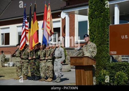 Le colonel de l'armée américaine Sean Hunt Kuester, nouveau commandant de la garnison de l'armée américaine Benelux, fait un discours au cours de la garnison de l'armée américaine Passation de commandement du Benelux : Caserne Daumerie dans Chièvres, Belgique, le 29 juin 2018. Banque D'Images