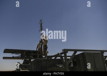 Les aviateurs de l'US Air Force assigné à la 727e Expeditionary Air Control Squadron (EASC) travail sur la mise en place d'un radar à l'aérodrome d'une coalition dans le nord-est de la Syrie, le 29 juin 2018. Composé de 14 champs de carrière,le 727e les CCE est mise en place le site à l'appui de leurs radars qui fournissent une image en direct de l'espace aérien pour l'opération résoudre inhérent à l'Iraq et la Syrie, et l'appui résolu de l'OTAN et l'opération de la Mission de la liberté en Afghanistan Sentinelle. Banque D'Images