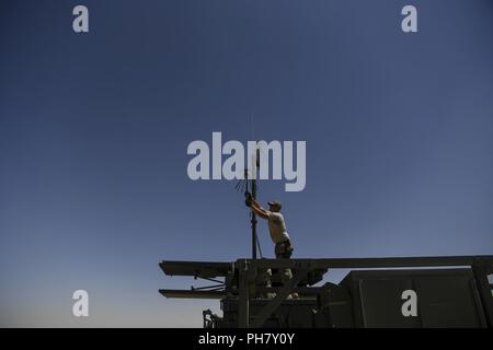 Un aviateur de l'Armée de l'air américaine affecté à la 727e Escadron expéditionnaire Air Control(CCE) met en place une antenne radio sur une station radar à un terrain d'aviation de la Coalition dans le nord-est de la Syrie, le 29 juin 2018. Grâce à un entretien constant, la 727e les CCE Det. 7 aviateurs permettent le contrôle de l'espace aérien. Banque D'Images