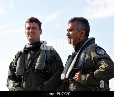 Le lieutenant-colonel Sean Penrod et le Colonel Raul Rosario, F-16 les pilotes de chasse de la 149e Escadre de chasse, l'Air National Guard, regarder les avions décoller le 29 juin à Čáslav Air Base, République tchèque. (Air National Guard Banque D'Images