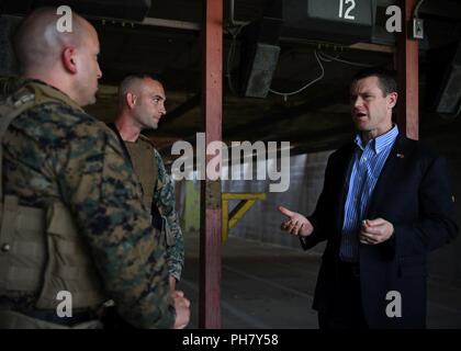 Sen. Todd Young (à droite) discute avec des capacités de combat Le capitaine Pierce Virag, formateur des inspecteurs, le détachement 1, entreprise de communication, de logistique de combat Regiment 45, 4e Groupe Logistique maritime (centre), et le 1er Sgt. Phil Kent, Det. 1, entreprise de communication, de logistique de combat Regiment 45, 4e Groupe Logistique Maritime au cours d'une visite à Grissom Air Reserve Base, Ind., 15 juin 2018. Au cours de la visite les jeunes ont rencontré des aviateurs et les Marines d'acquérir une meilleure compréhension des capacités de la mission de Grissom. Banque D'Images