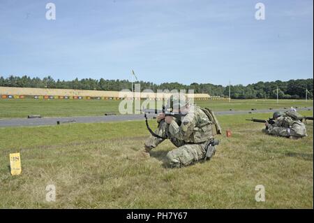 1er lieutenant Garrett Miller, tous les membres de l'équipe de combat international de protection de la Pennsylvania Army National Guard, engage ses objectifs finaux à 100 mètres après avoir juste couru cinq sprints de 100 mètres tout en faisant participer tous les cibles de 100 à 200 mètres le long du chemin. C'était l'un de plusieurs événements dans la défense du Royaume-Uni 2018 Concours de tir opérationnel qui s'est tenue conjointement à Bisley Camp et le Centre de formation de la réserve de l'Armée de Pirbright, en Angleterre au cours du mois de juin 12-26, 2018. Banque D'Images