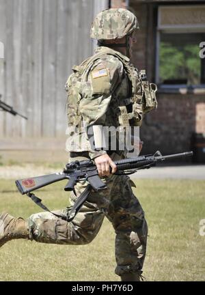 Le Sgt. Tyler Goldade, tous les membres de l'Équipe de Combat International de la garde de la Garde nationale du Dakota du Nord, s'exécute à l'firingline 2018 Royaume-Uni au cours de la compétition de tir opérationnel de la Défense qui a eu lieu joinly à Bisley Camp et le Centre de formation de la réserve de l'Armée de Pirbright, en Angleterre au cours du mois de juin 12-26, 2018. Banque D'Images