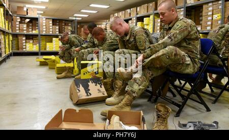 Soldats, dans le cours de plomberie au 366e Escadron d'entraînement d'essayer de nouvelles paires de bottes à embout d'acier à Sheppard Air Force Base, Texas, le 28 juin 2018. Plus de 750 paires de bottes de protection sont remis annuellement à la 82e du groupe formation d'amorçage prix aux aviateurs, soldats, étudiants internationaux et d'autres selon leur champ de carrière. Banque D'Images