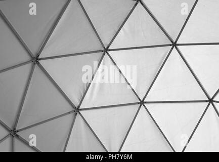 Photo de l'ancien triangle géométrique fond noir et blanc Banque D'Images