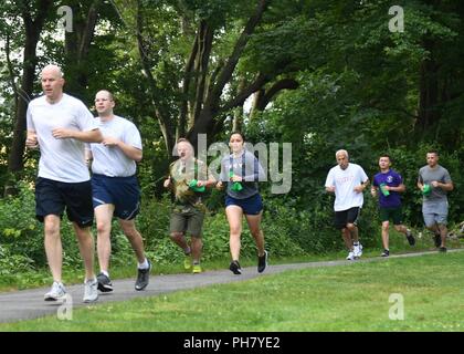 Le lieutenant-colonel Kenneth Ferland, 66th Air Base Group commandant adjoint, conduit par des aviateurs Parc du Château pendant la course 'Cinq' pour la sécurité 5K Run/Walk à Hanscom Air Force Base, Mass., 21 juin. Plus de 50 membres de la communauté a participé à la course qui a eu lieu à la reconnaissance des mois de la sécurité nationale. Banque D'Images