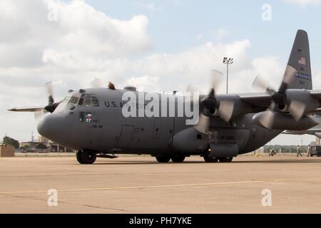 Adieu les aviateurs d'un départ C-130-H le 26 juin 2018, à Fort Worth NAS JRB, Texas comme membres de l'unité de la 136th Airlift Wing se préparent à déployer. Banque D'Images