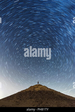 Paysage avec startrails d'un man on mountain Banque D'Images