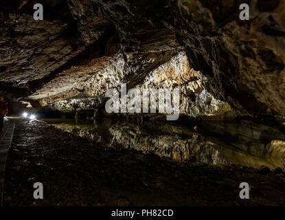 Dripstones compte dans peu de vapeur, grotte calcaire Banque D'Images