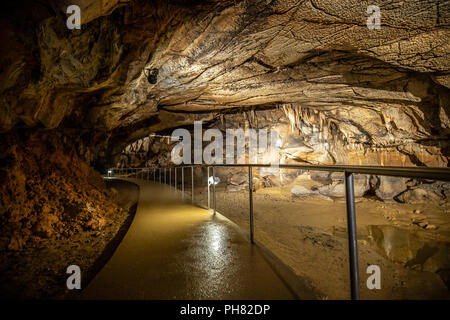 Grotte avec sentier de béton et de la lumière dans d'Aggtelek, Hongrie Banque D'Images