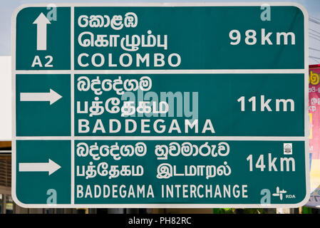 Close up of a horizontal roadsign multilingue au Sri Lanka. Banque D'Images