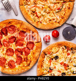 Ensemble de différentes pizzas - pepperoni, végétarien, poulet avec légumes, vue du dessus Banque D'Images