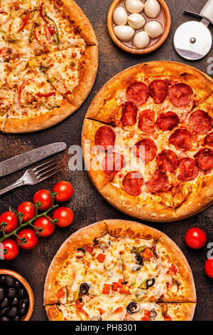 Ensemble de différentes pizzas - pepperoni, végétarien, poulet avec légumes, vue du dessus Banque D'Images