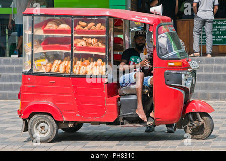 Vue horizontale d'un fast-food mobile van boulangerie au Sri Lanka. Banque D'Images