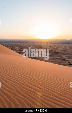 Le lever du soleil, dunes de sable dans le désert, paysage de dunes Erg Chebbi, Merzouga, Sahara, Maroc Banque D'Images