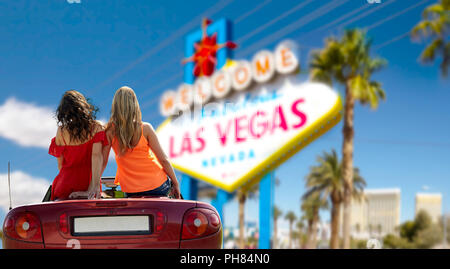 Les amis roulant en voiture décapotable à Las Vegas Banque D'Images