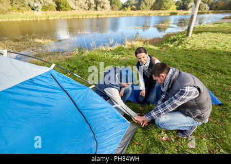 Heureux parents et fils création tente de camping Banque D'Images