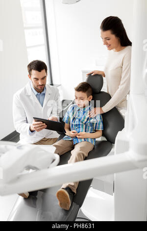 Dentist showing tablet pc pour enfant à la clinique dentaire Banque D'Images