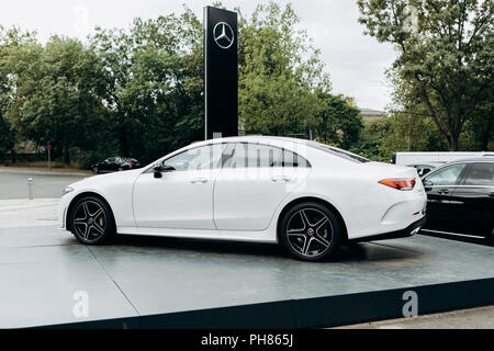 Berlin, le 29 août 2018 : La nouvelle Mercedes-Benz CLS blanche est garée à côté du concessionnaire Mercedes-Benz officielle à Berlin. Banque D'Images